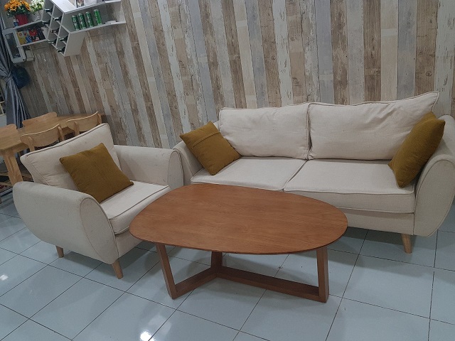 Ngồi thử và cảm nhận độ êm ái và đàn hồi của bộ sofa còn tốt hay không