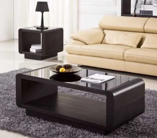 Bàn thấp hơn ghế được kê ở giữa sofa 