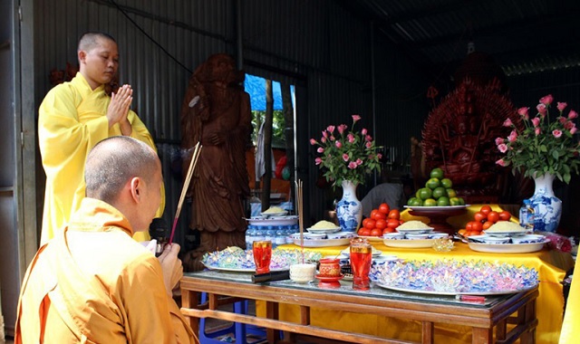 Tỳ hưu khai quang ở chùa sẽ được các sư thầy niệm chú thổi phép truyền năng lượng cho.