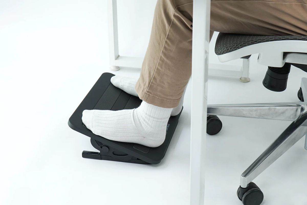 Sử dụng ghế kê chân văn phòng mang lại nhiều lợi ích thiết thực cho sức khỏe